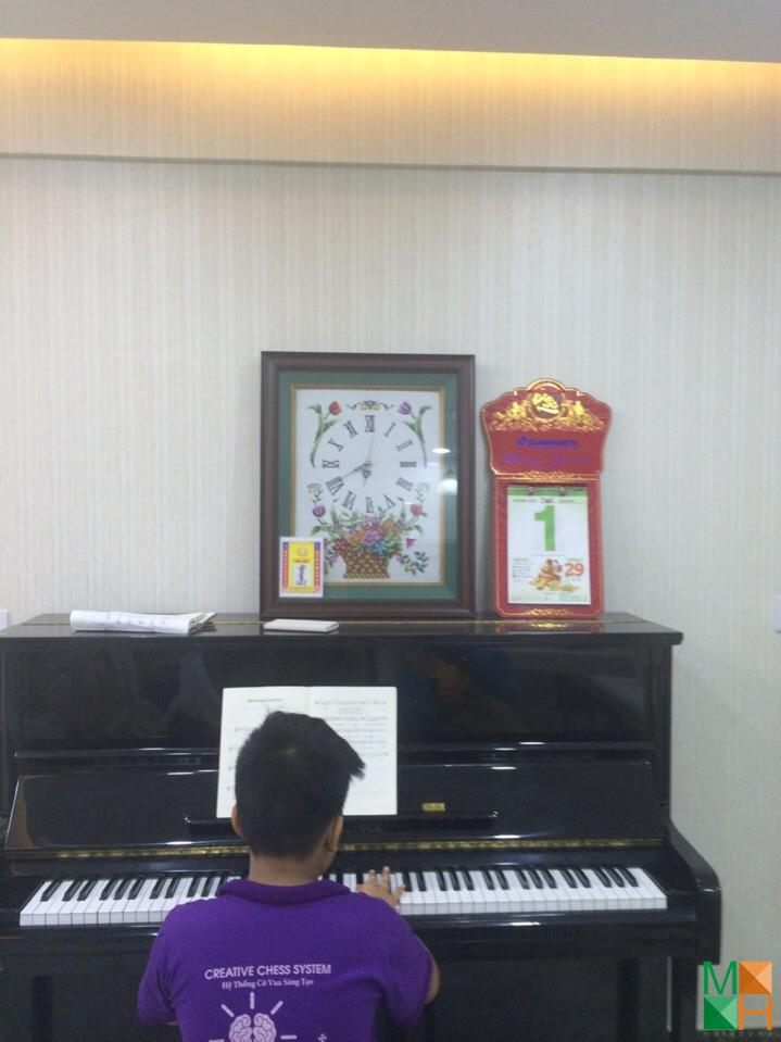 thi-cong-giay-dan-tuong-phong-khach (2)